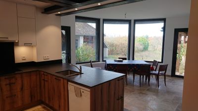 Cuisine et espace repas donnant sur le jardin - Patrice Migairou Architecte d'intérieur CFAI